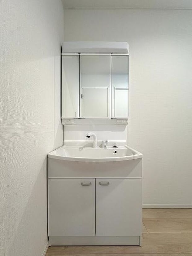 三面鏡付きの洗面台です。