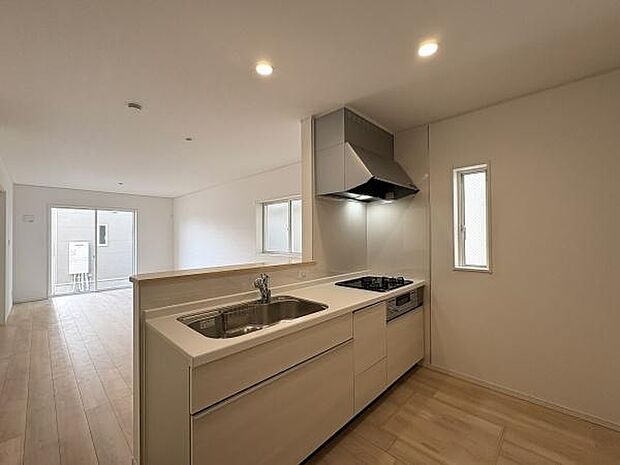 家事をしながらコミュニケーションが取れる対面式キッチン。