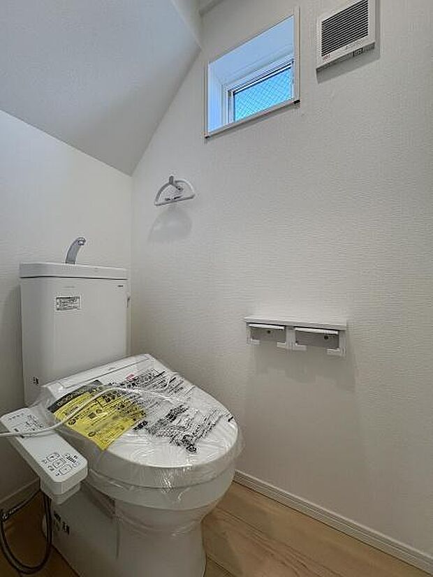 1階・2階にそれぞれ設けられたトイレは温水洗浄便座です。(写真は1階トイレ)