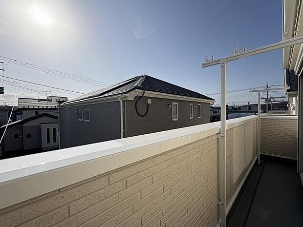 室内に明るさを運ぶバルコニー。