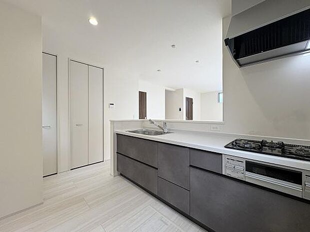 収納豊富で使い勝手の良いキッチン