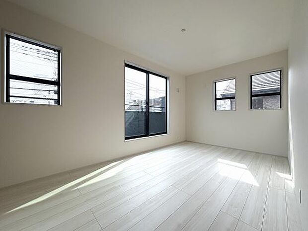 バルコニーに面した主寝室におすすめの7.5帖洋室。