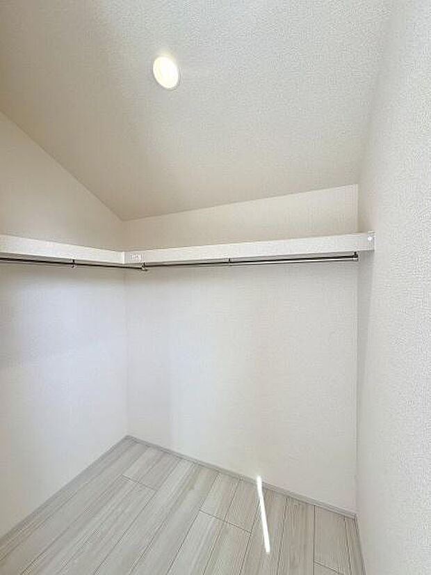 主寝室はW.I.C付き。かさばる物も収納できるので室内がすっきり片付きます。