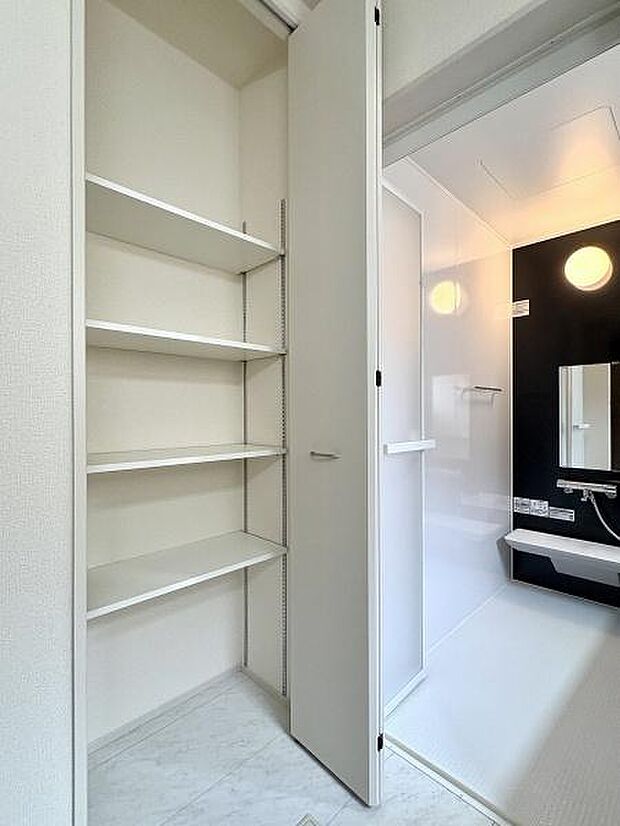 洗剤やリネン類の保管に便利な洗面室のストレージ