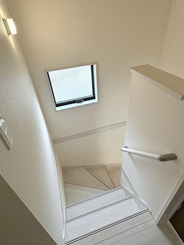 階段には手すりがついているので昇り降りが安心です。窓から明るい光が差し込みます。