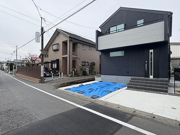 交通量の少ない道路に面しています。