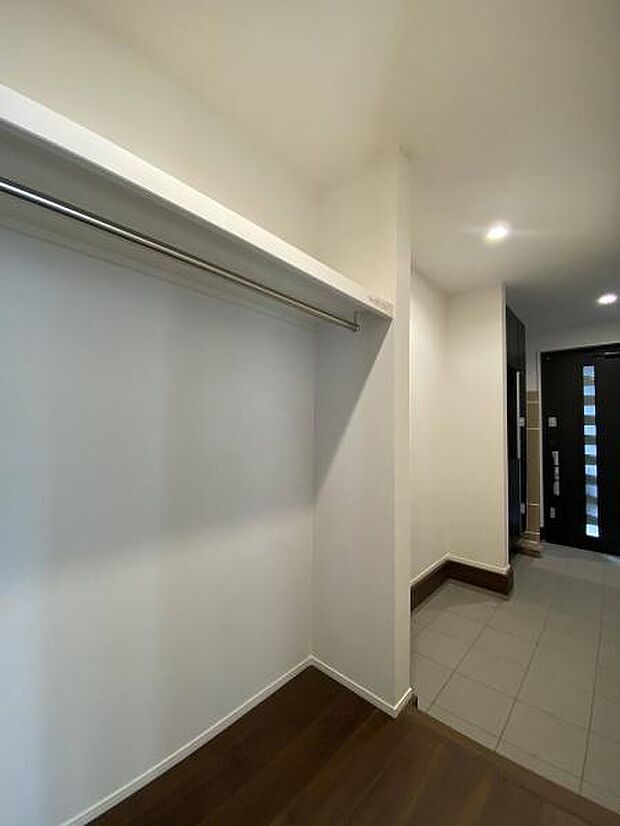 シューズボックスの他にコート類も収納できるスペースを備えた玄関内。