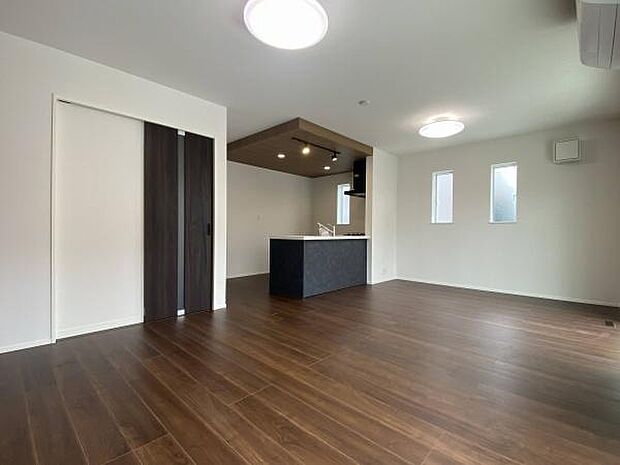 キッチンまで一つにつながる開放感。17帖です。