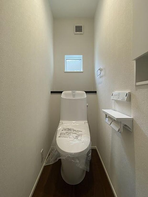 1階・2階にそれぞれ設けられたトイレは温水洗浄便座です。(写真は1階トイレ)