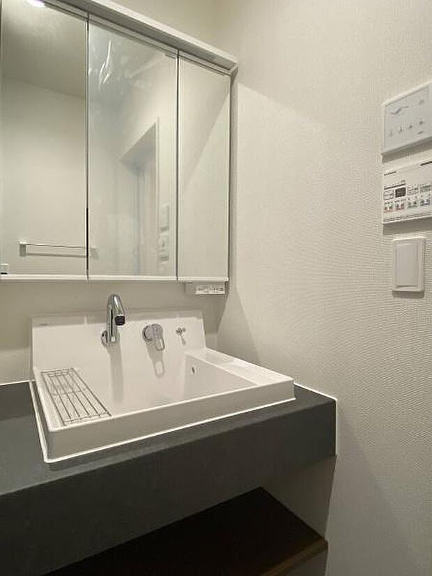 すっきりとした印象の洗面台。