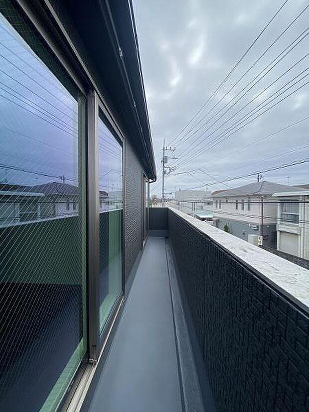 2部屋から出入りできるバルコニー。陽当り・通風良好です。