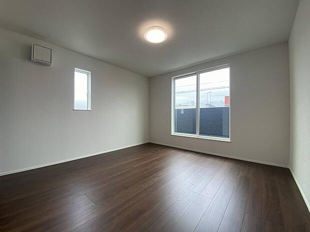 8帖洋室。こちらもバルコニーに面しており陽当り良好です。