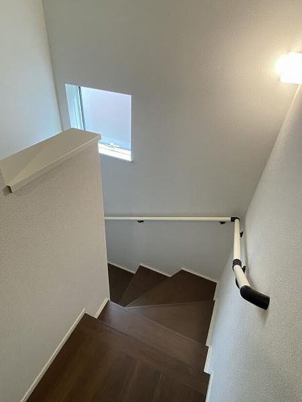 階段には手すりがついているので昇り降りが安心です。窓があるので明るさもあります。