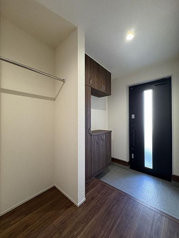 シューズボックスの他にコート類も収納できるスペースを備えた玄関内。