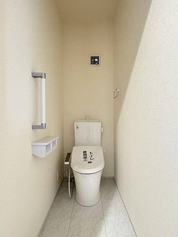 立ち上がりに便利な手すり付きのトイレ。温水洗浄便座です。(写真は1階トイレ)