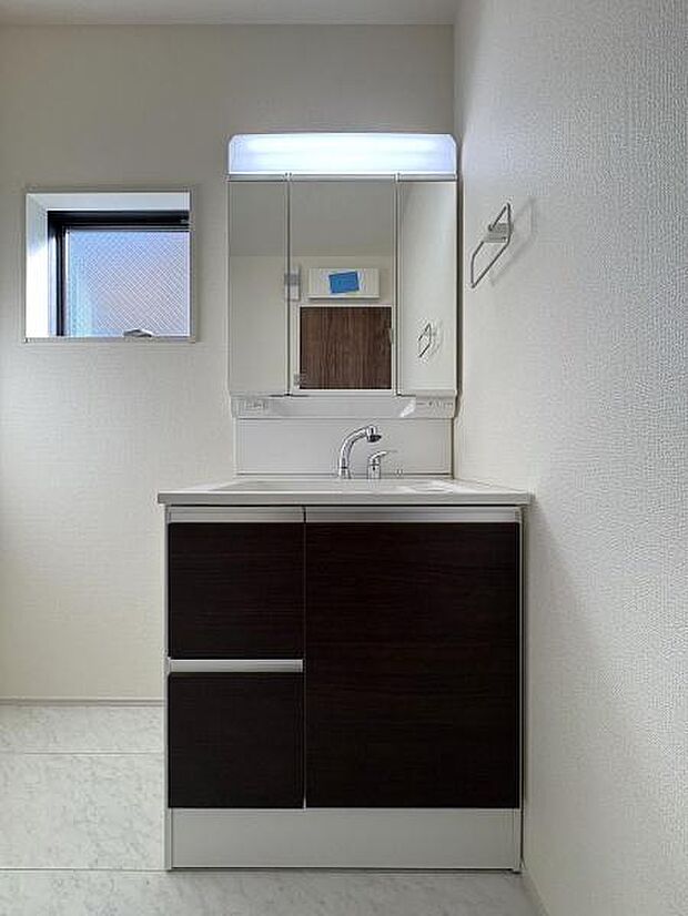 たっぷり収納できる洗面台。備品をすっきりさせることで生活感が出にくくなります。明るさを取り込む窓付きです。