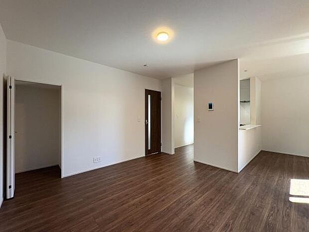 リビングには日用品等の収納に便利な収納スペースがあります。