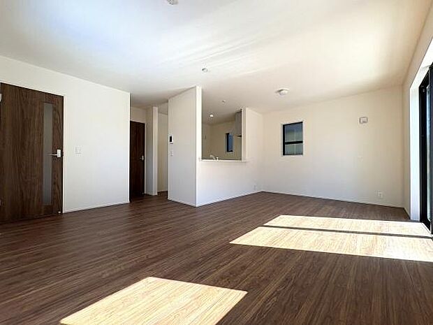 キッチンまで一つにつながる開放感。16帖です。