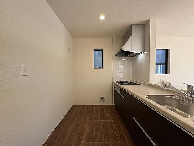 家事をしながらコミュニケーションが取れる対面式キッチン。