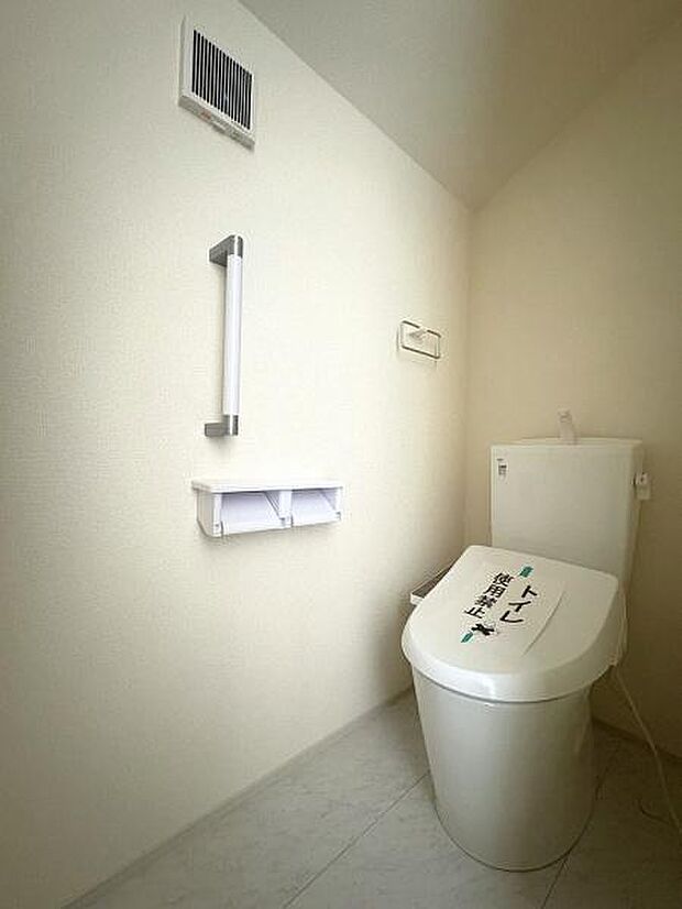 1階・2階にそれぞれ設けられたトイレは温水洗浄便座です。(写真は2階トイレ)