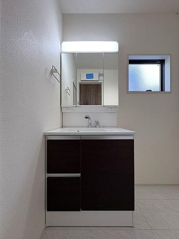 すっきりとした印象の洗面台。