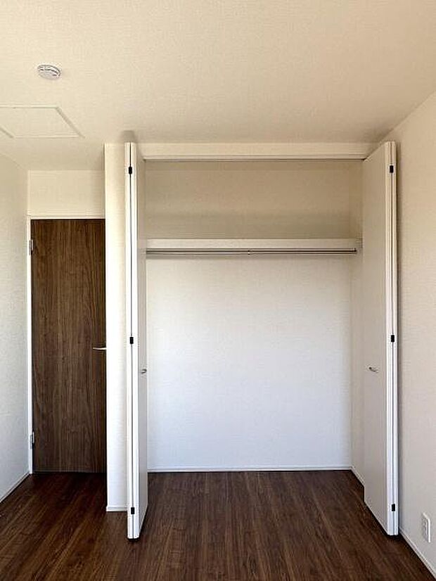 6.08帖洋室内クローゼット。