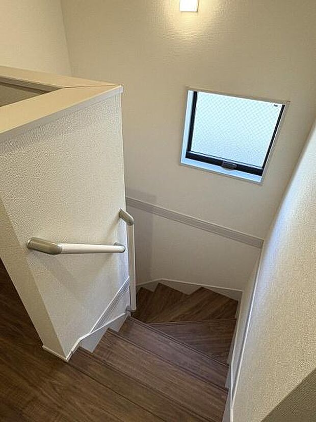 階段には手すりがついているので昇り降りが安心です。窓から明るい光が差し込みます。