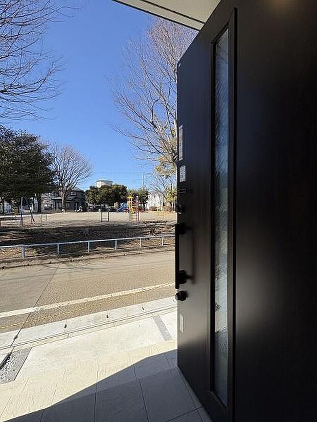 玄関を開けると目の前に公園があります