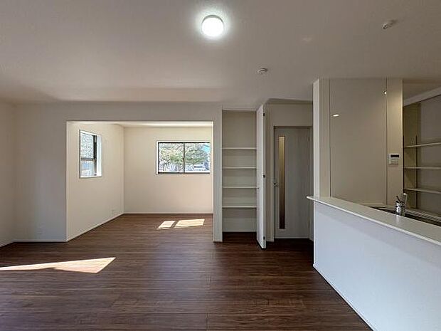 隣接した洋室と合わせて広々と使えるリビング。