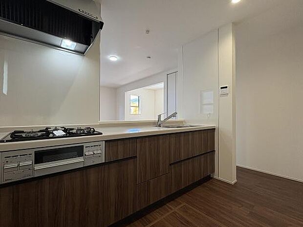 配膳や後片付けが効率よくおこなえる対面キッチン。