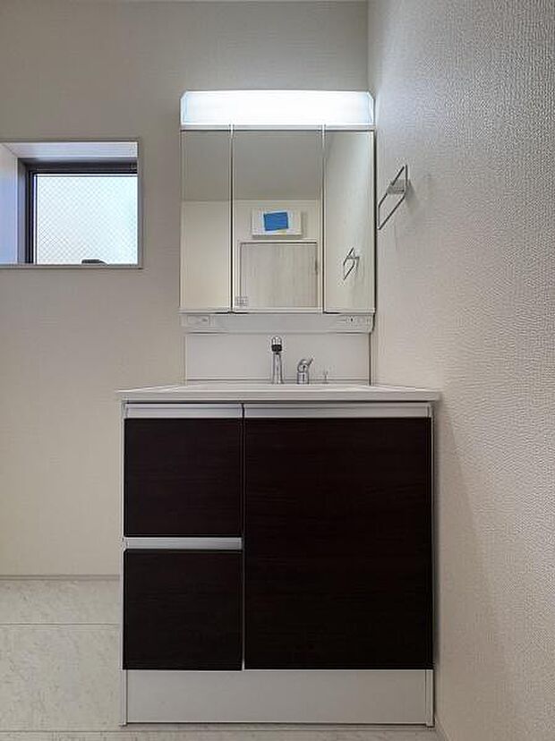 収納豊富な洗面所。備品をすっきりさせることで生活感が出にくくなります。