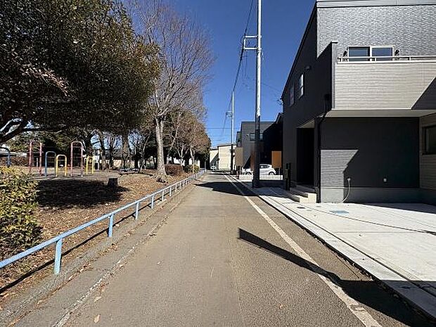 前面道路を含めた現地の様子です。