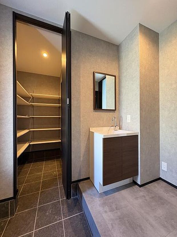 シューズボックスの他にオープン収納棚が設置されています。