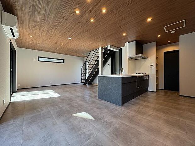 木目が彩る癒しの空間。