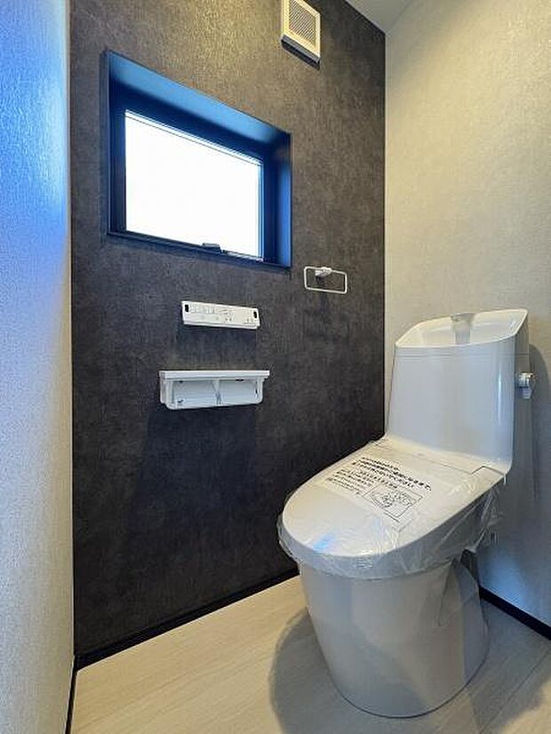 1階・2階にそれぞれ設けられたトイレは温水洗浄便座です。(写真は1階トイレ)