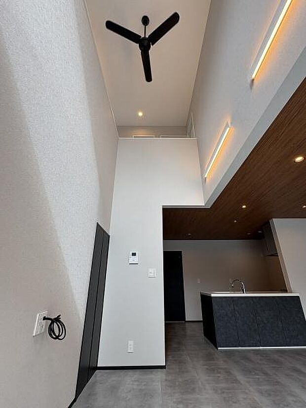 吹き抜けで開放感あふれるリビングです