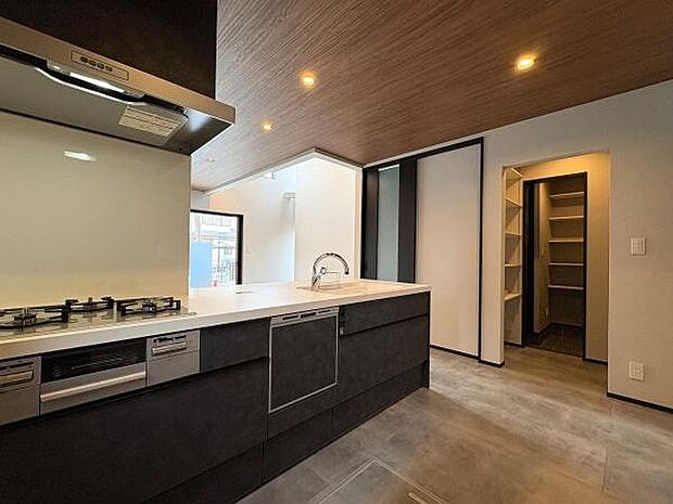 家事をしながらコミュニケーションが取れる対面式キッチン。