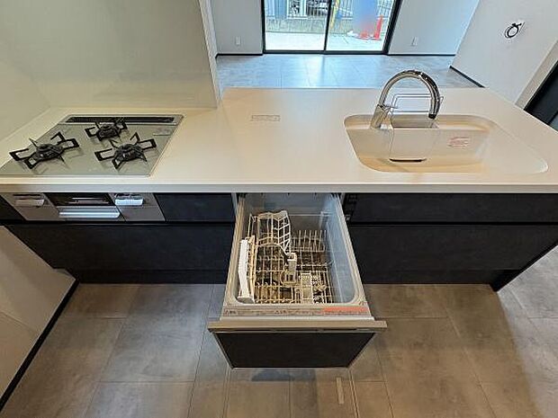 3口タイプのガスコンロで同時調理が可能です。