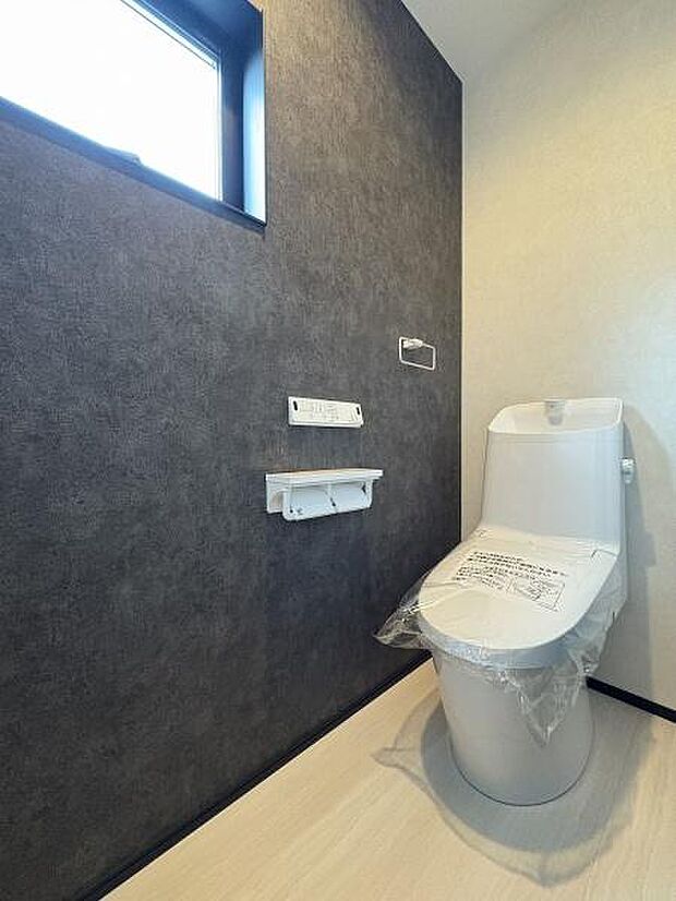 1階・2階にそれぞれ設けられたトイレは温水洗浄便座です。(写真は2階トイレ)