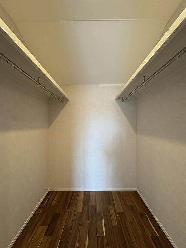 8.25帖洋室内ウォークインクローゼット。たっぷり収納できます。