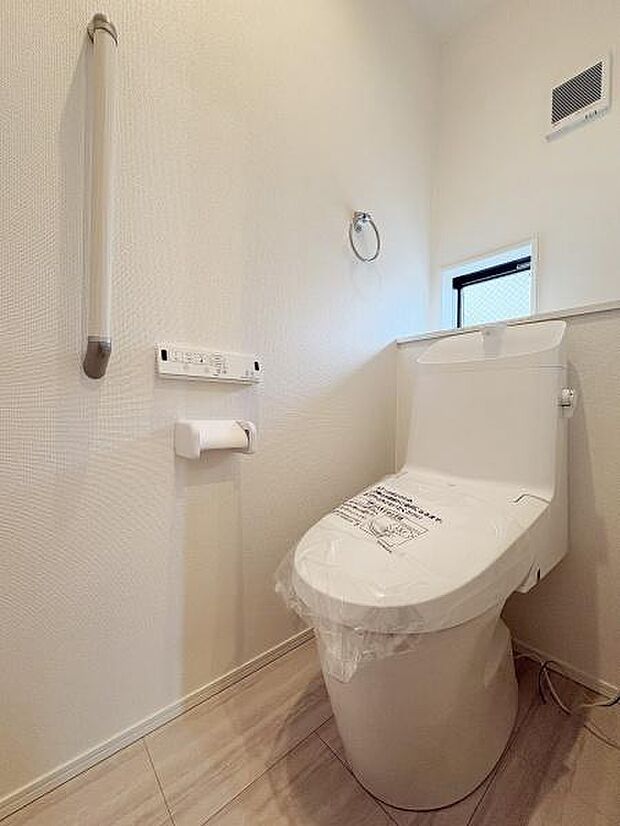1階・2階にそれぞれ設けられたトイレは温水洗浄便座です。(写真は1階トイレ)