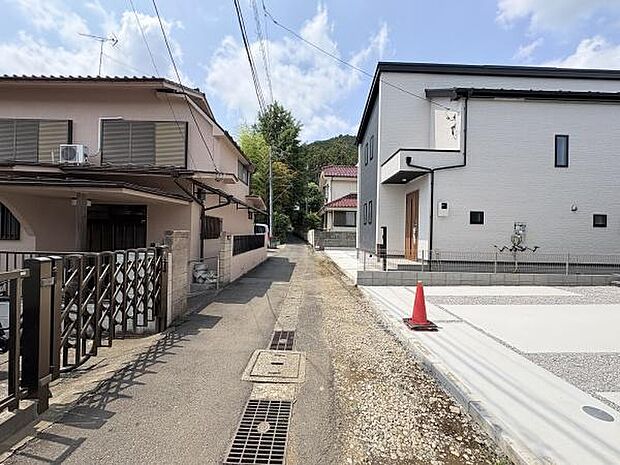 交通量の少ない道路に面しています。