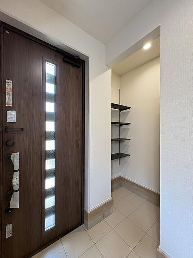 土間収納のある玄関。稼働棚付です。