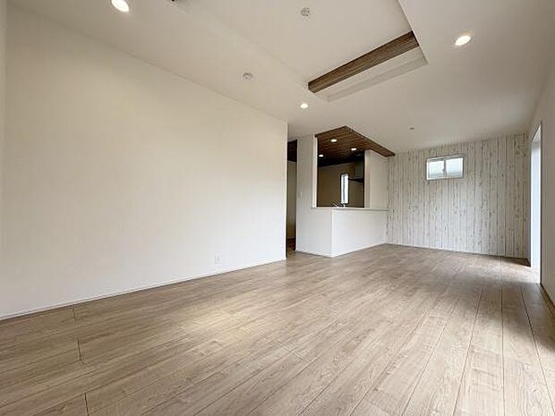 アクセントクロスを配したリビング。17.12帖です。