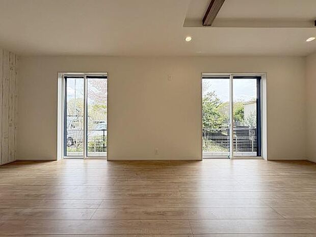 2つの掃き出し窓から明るい光が差し込みます。