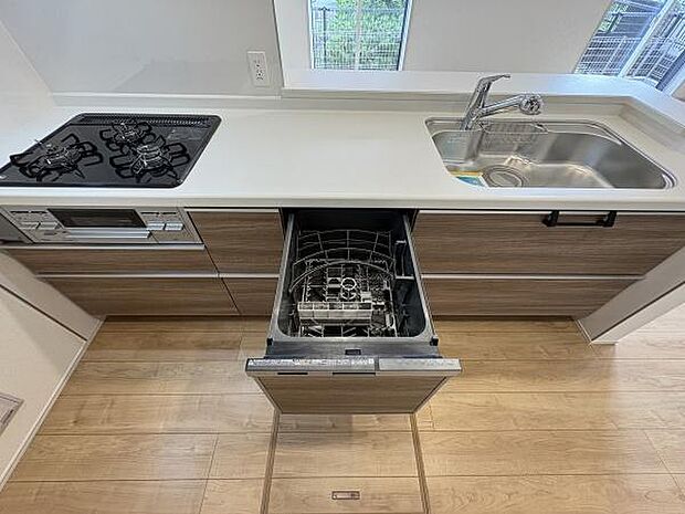 使いやすいシステムキッチン。時短・節水に便利な食洗器付。