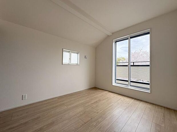 5.25帖洋室。バルコニーに出入り可能です。