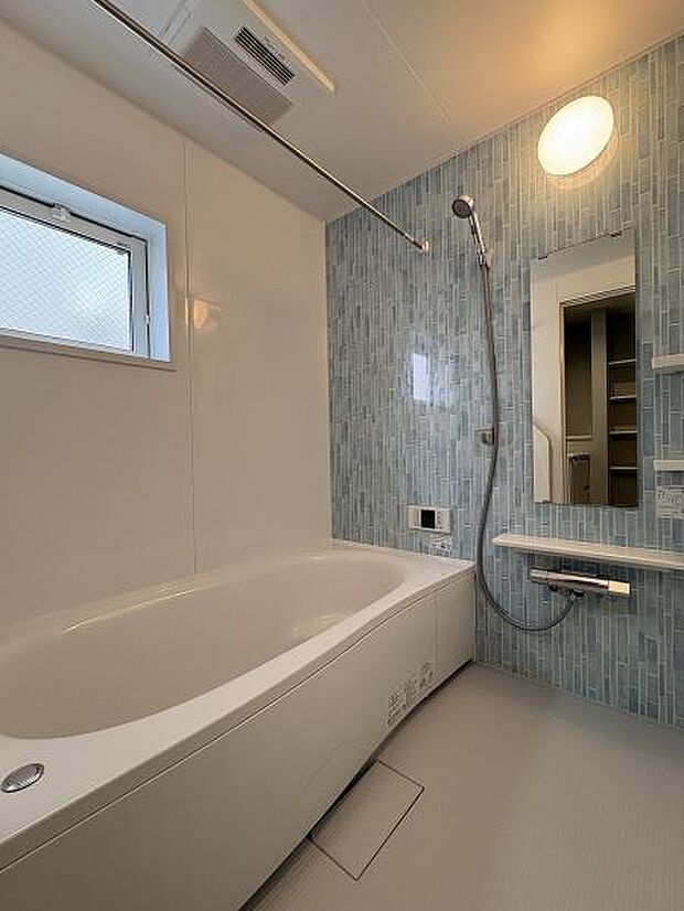 1日の疲れをゆっくりと癒すバスルーム。浴室換気乾燥機つきなので、入浴後の換気だけでなく衣類の乾燥にも重宝します。換気に便利な窓付きです。