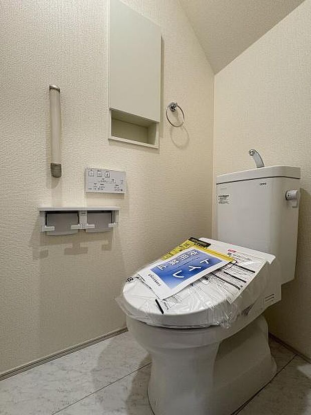 1階・2階にそれぞれ設けられたトイレは温水洗浄便座です。(写真は1階トイレ)