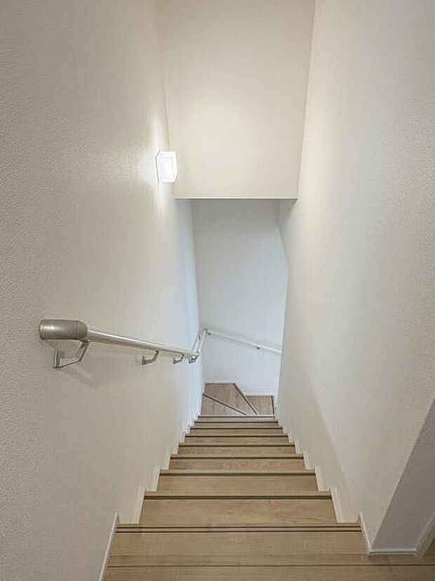 階段には手すりがついているので昇り降りが安心です。